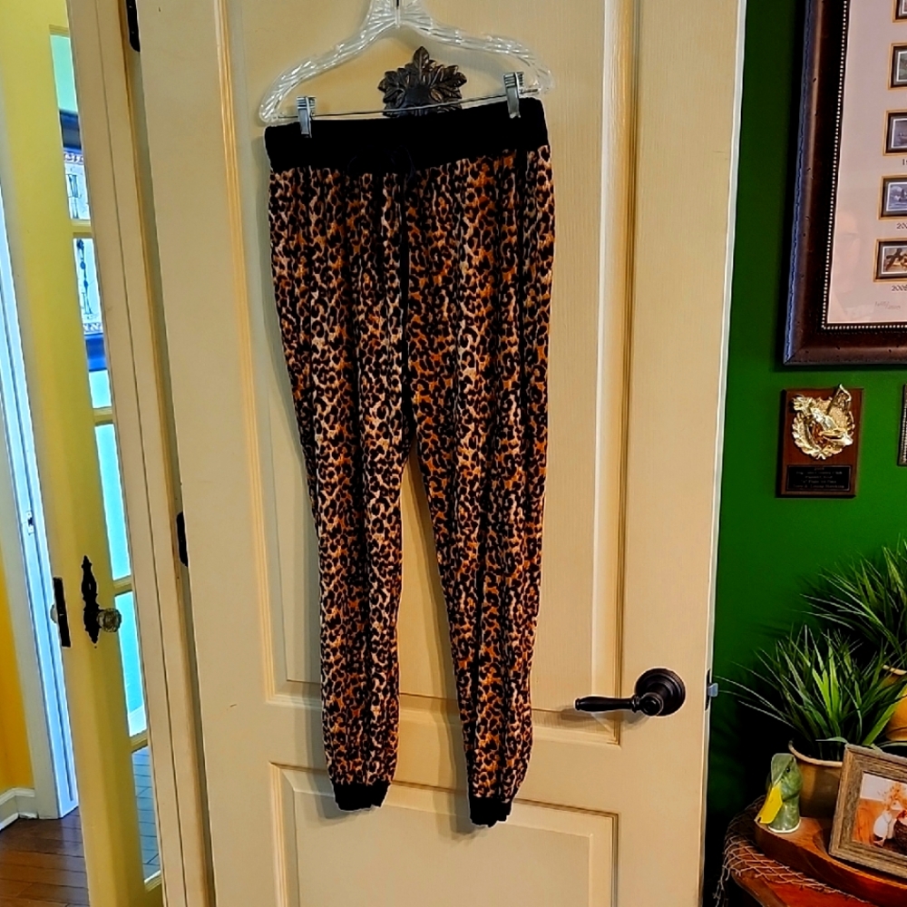 FREE KISSES LEOPARD PRINT LEGGINGS